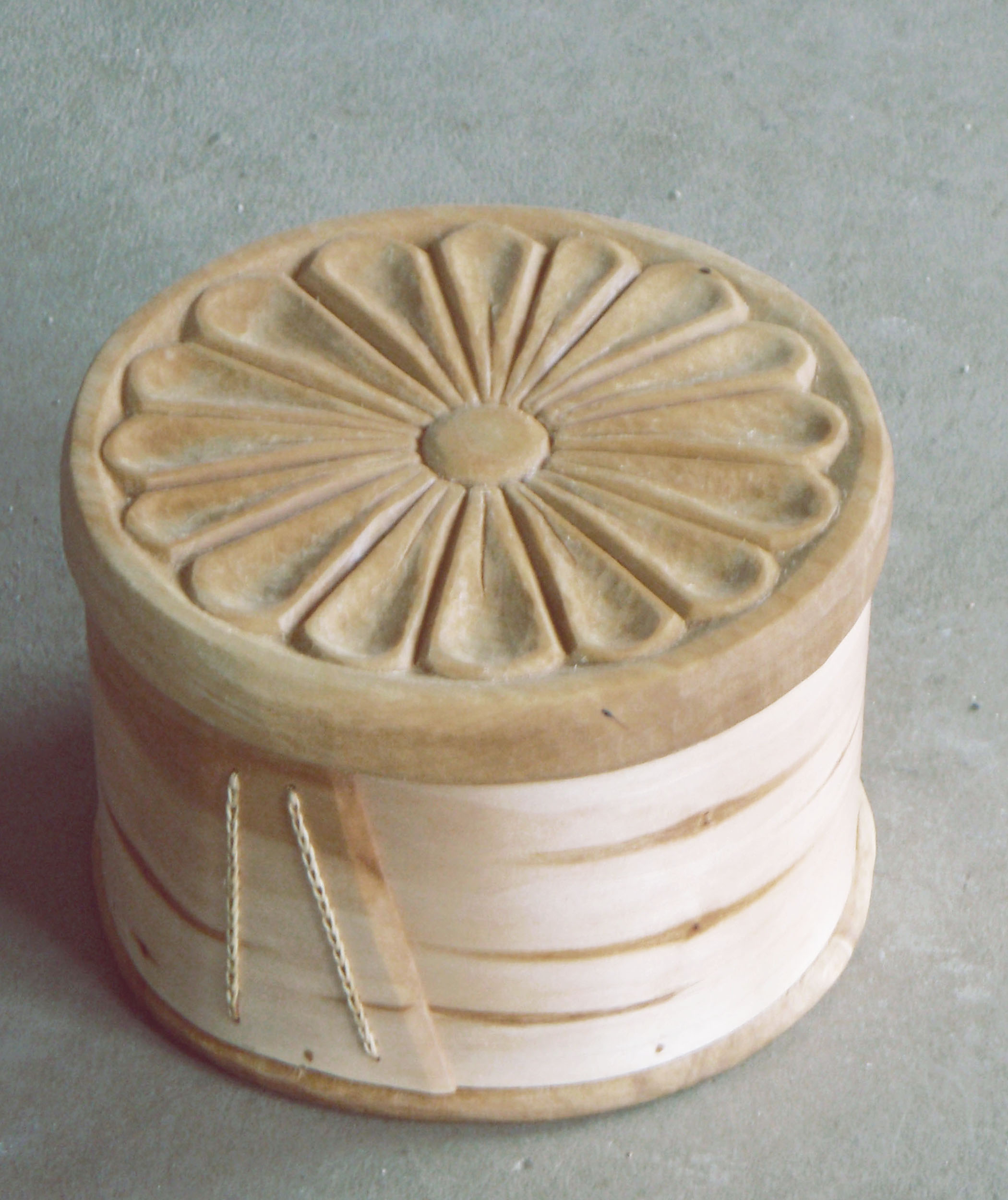 Svepask i al med blomma på locket