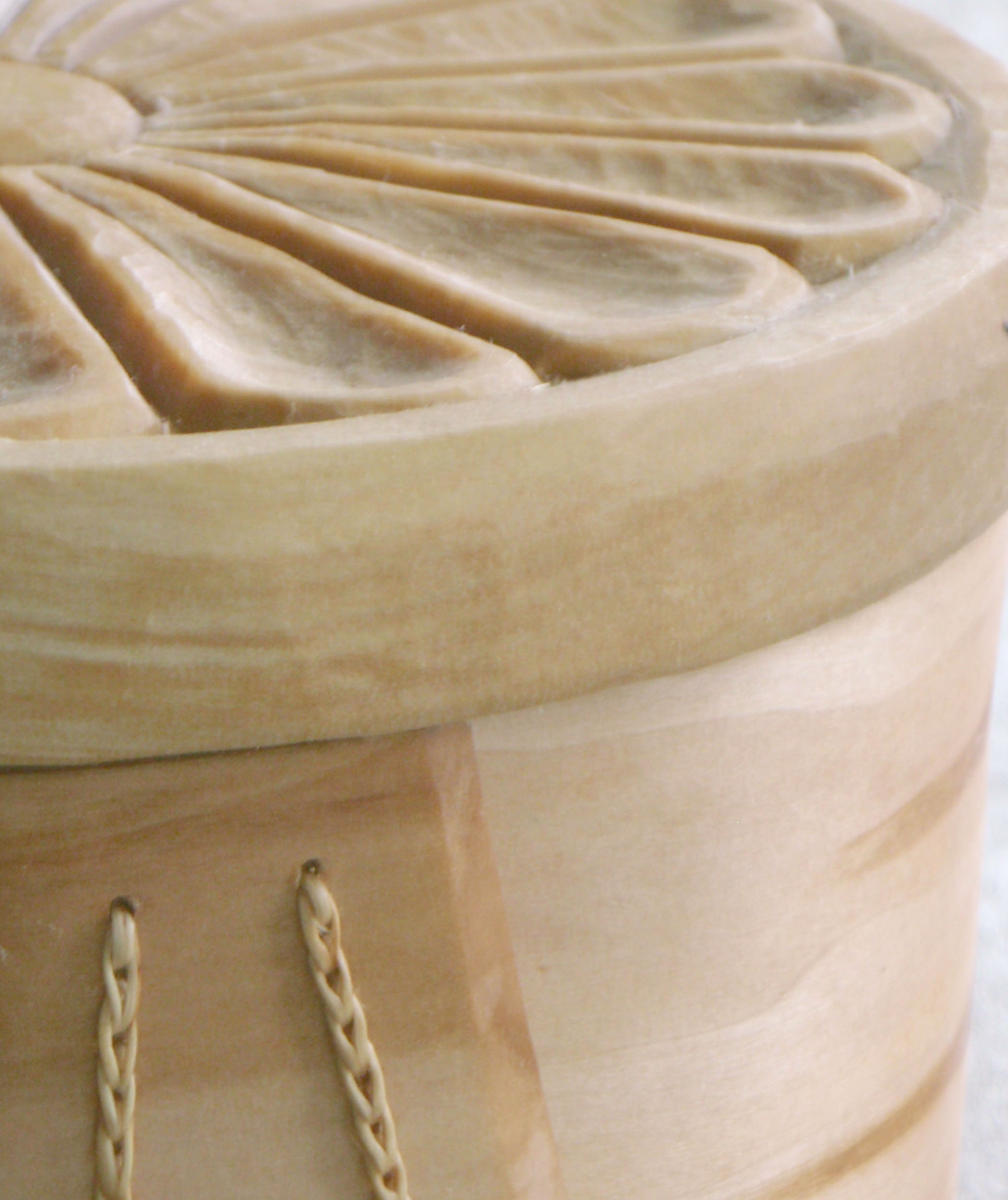 Svepask i al med blomma på locket