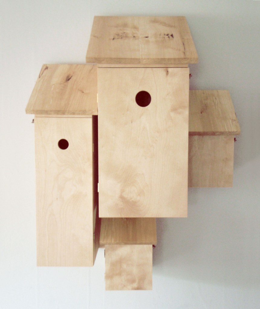 Kryddskåp, vägghängt skåp, skåp i björk, möbelkonst, möbelslöjd, fågelholkar