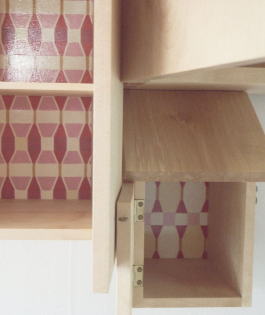 Kryddskåp, vägghängt skåp, skåp i björk, möbelkonst, möbelslöjd, fågelholkar