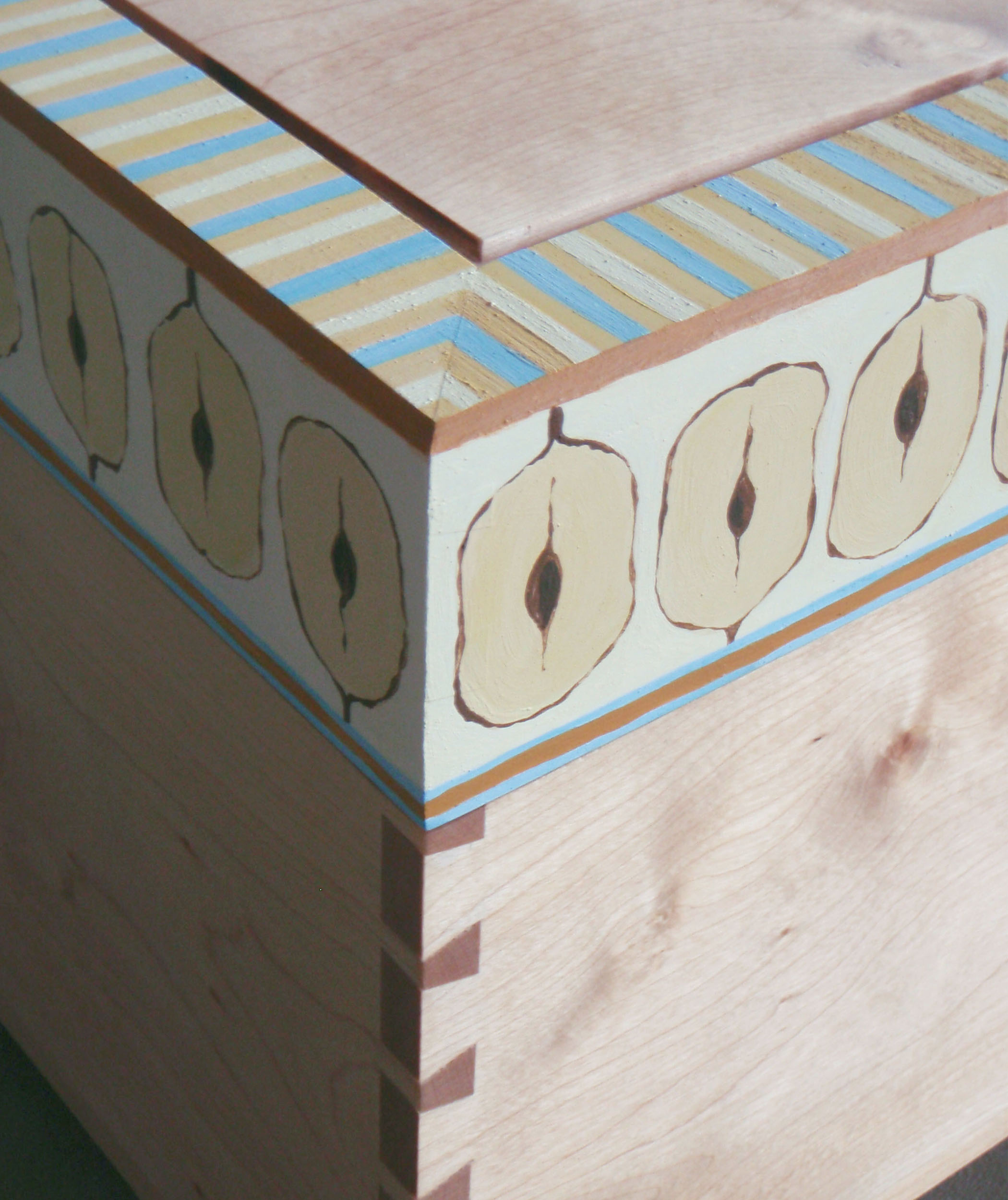 Fröskrin, äggoljetempera, handmålat mönster, almfrö, sinkat skrin, träskrin, möbelkonst