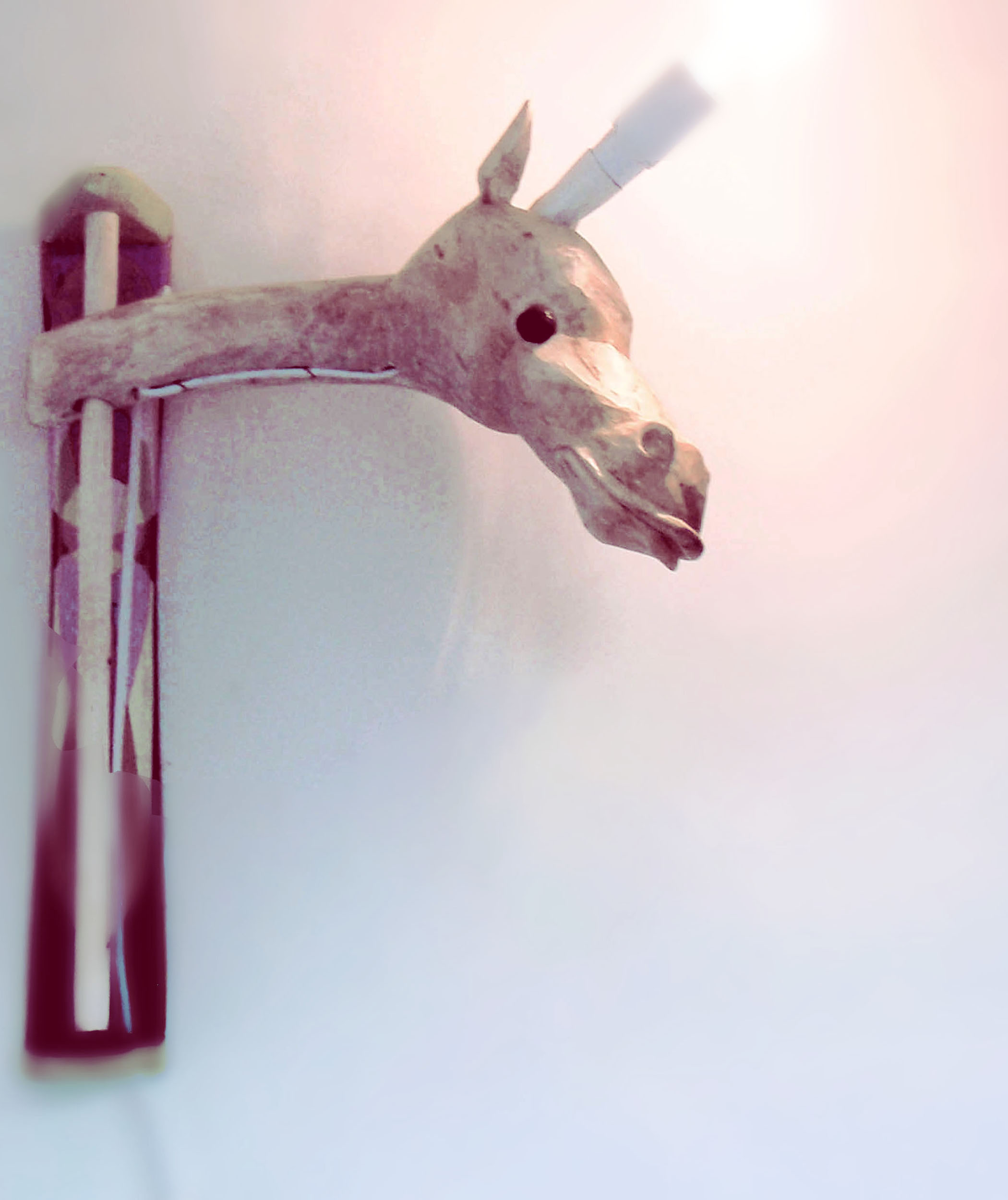 träfigur, träansikte, slöjdfigur, slöjdansikte, trälampa, hästlampa, girafflampa, enhörningslampa, ställbar lampa, slöjdlampa, DIY-lampa, vägglampa, möbelkonst