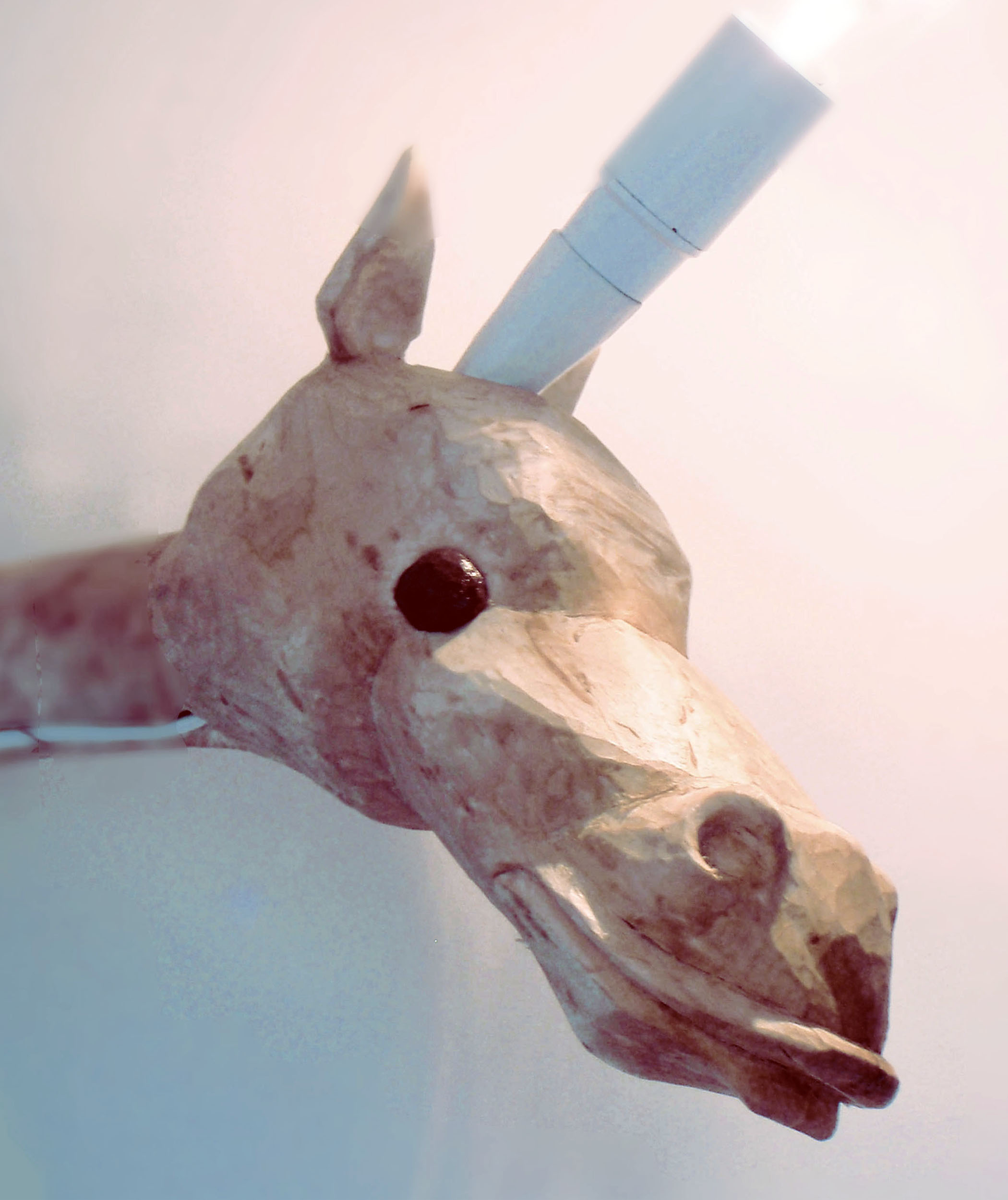 träfigur, träansikte, slöjdfigur, slöjdansikte, trälampa, hästlampa, girafflampa, enhörningslampa, ställbar lampa, slöjdlampa, DIY-lampa, vägglampa, möbelkonst