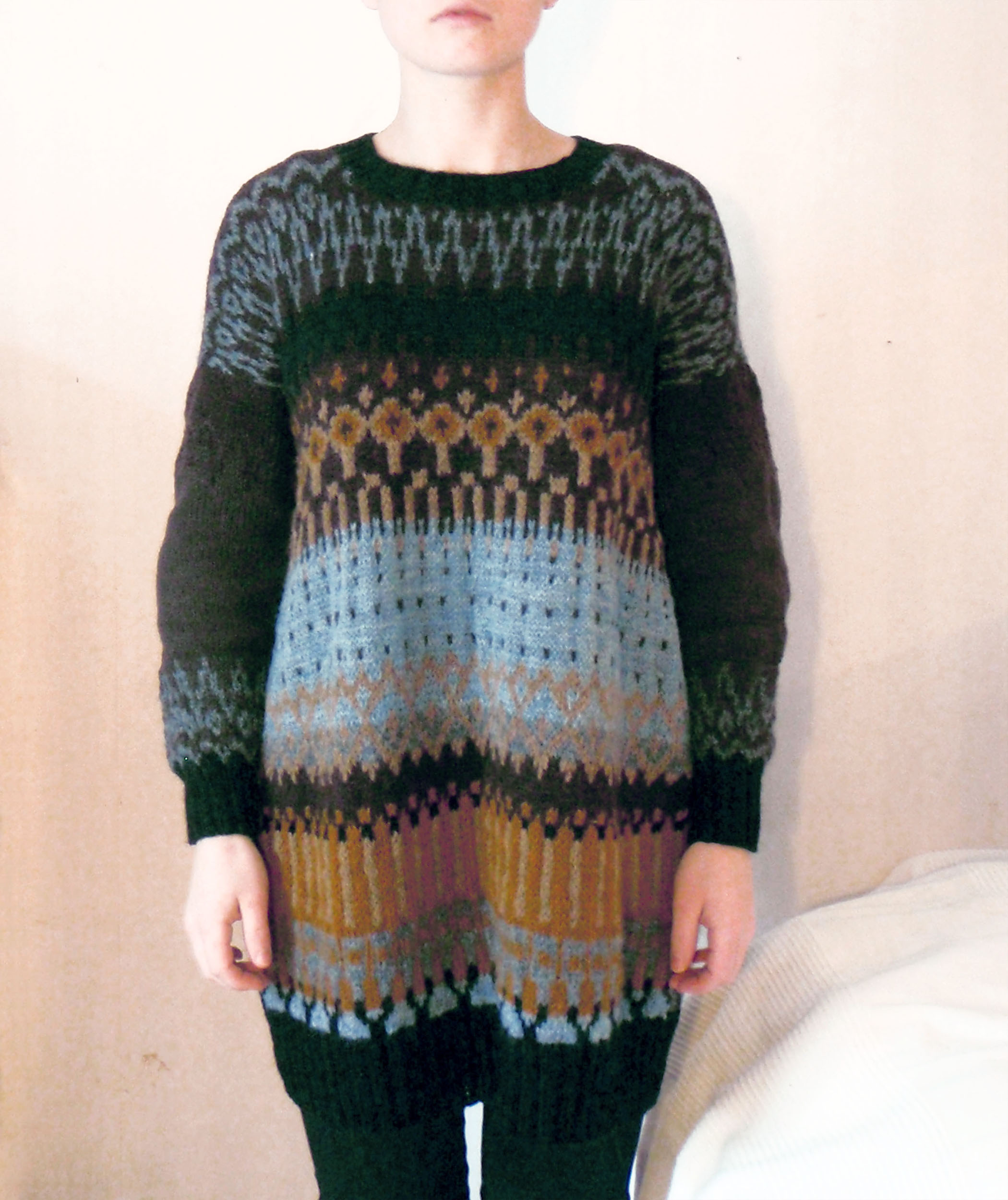 Stickad tröja, mönsterstickad tröja, slöjd, handarbete, textilhantverk, slöjd, handstickad tröja, växtfärgat, oversizetröja