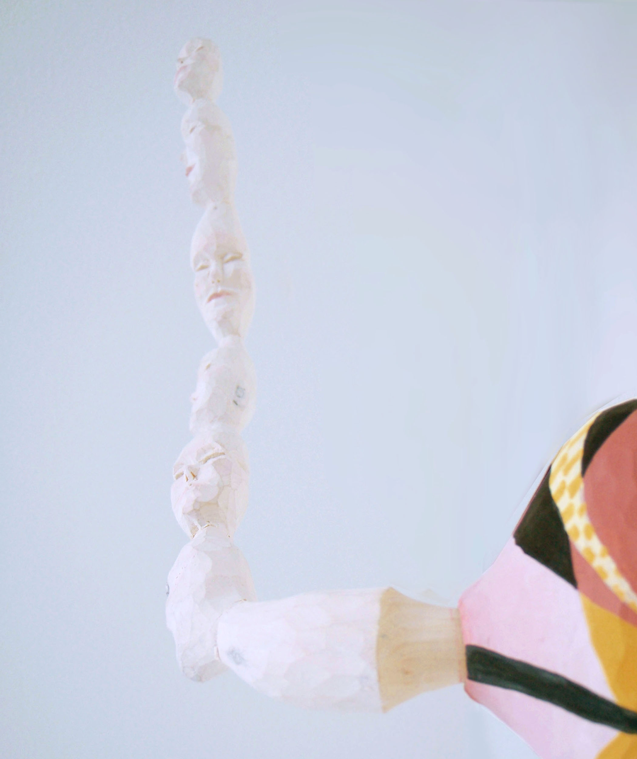 Krok av täljda ansikten, täljda huvuden