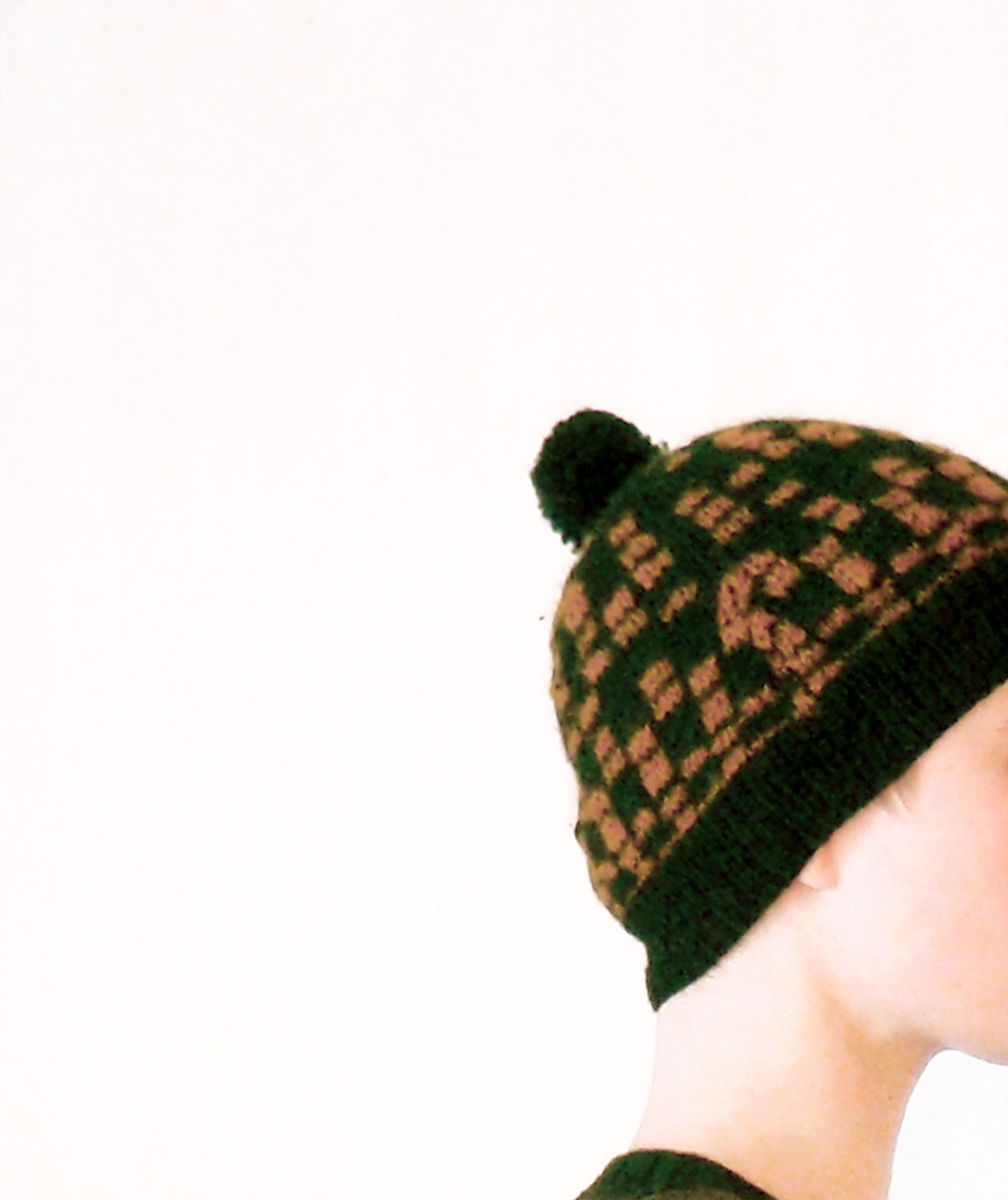 Handstickad mössa, brun och svart mössa, mössa med kvadrater, mönsterstickning