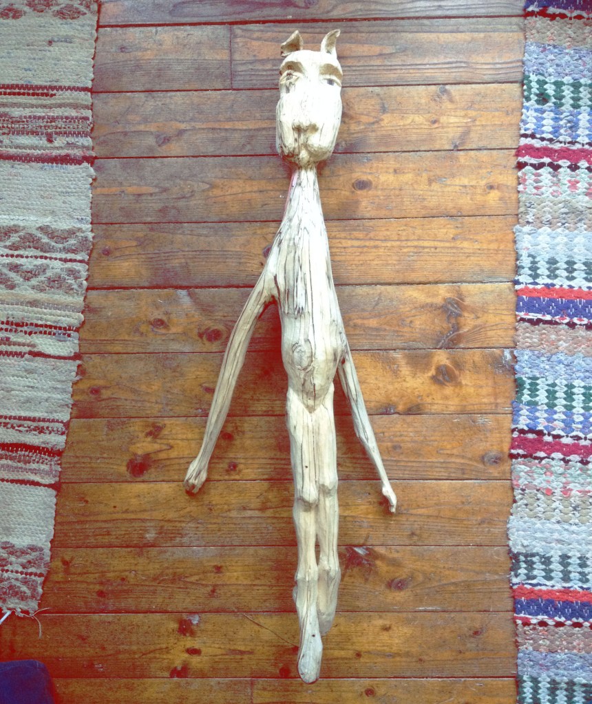 slöjd, färskträslöjd, figurslöjd, trähantverk, greenwood, täljd hand, trähand, hand i trä, slöjdad hare i rutten björk