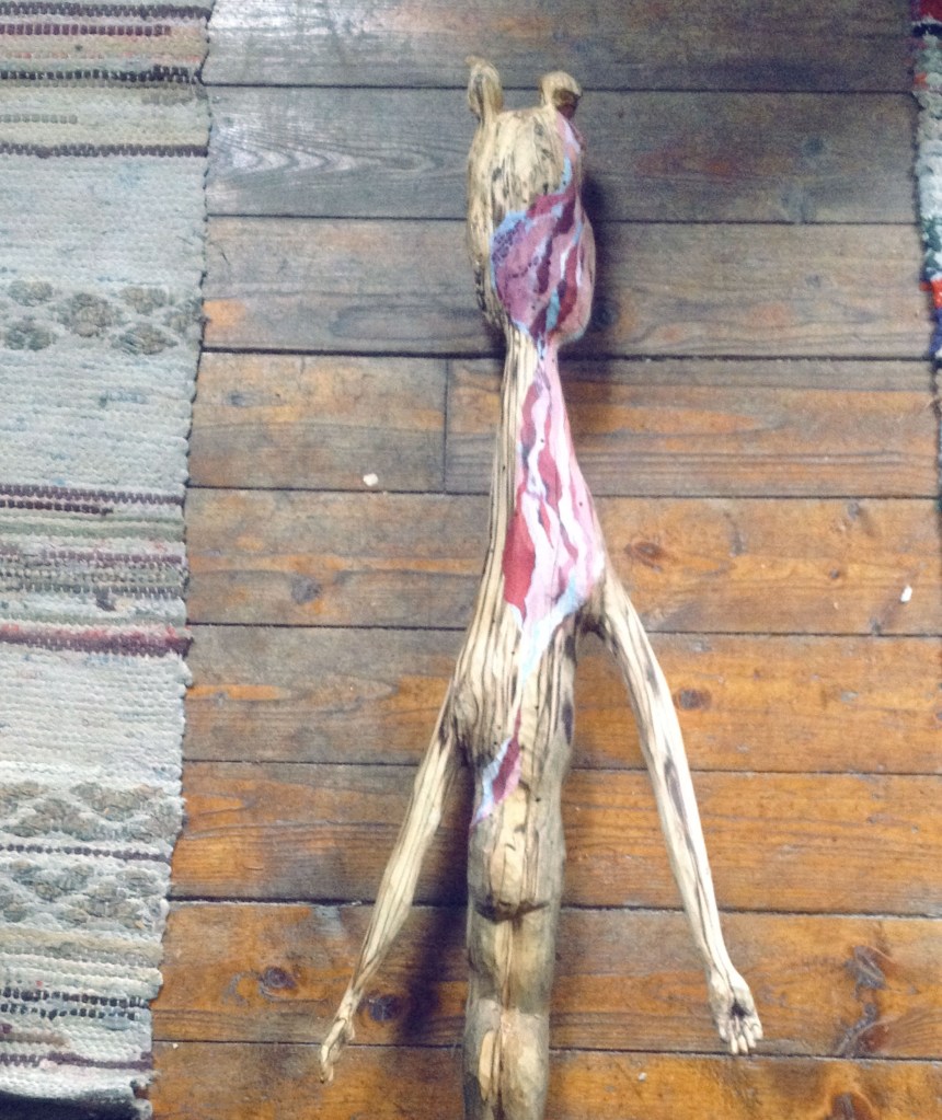 slöjd, färskträslöjd, figurslöjd, trähantverk, greenwood, täljd hand, trähand, hand i trä, slöjdad hare i rutten björk