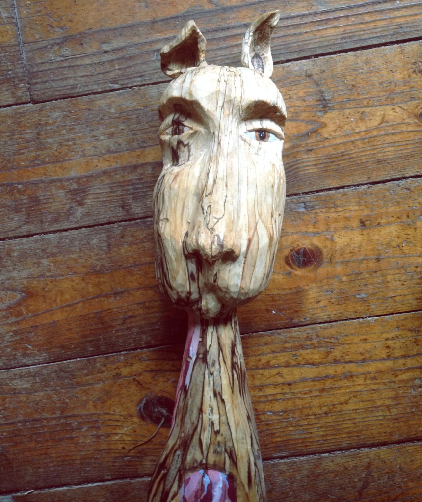 slöjd, färskträslöjd, figurslöjd, trähantverk, greenwood, täljd hand, trähand, hand i trä, slöjdad hare i rutten björk