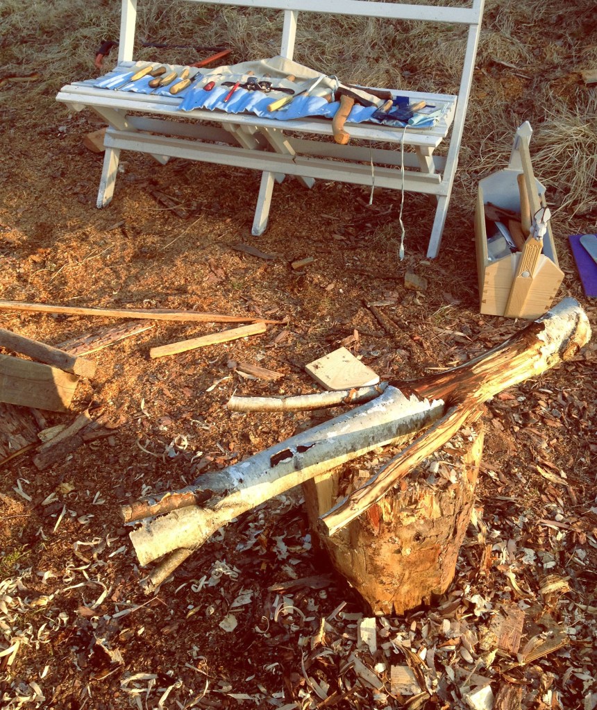 slöjd, färskträslöjd, figurslöjd, trähantverk, greenwood, täljd hand, trähand, hand i trä, slöjdad hare i rutten björk