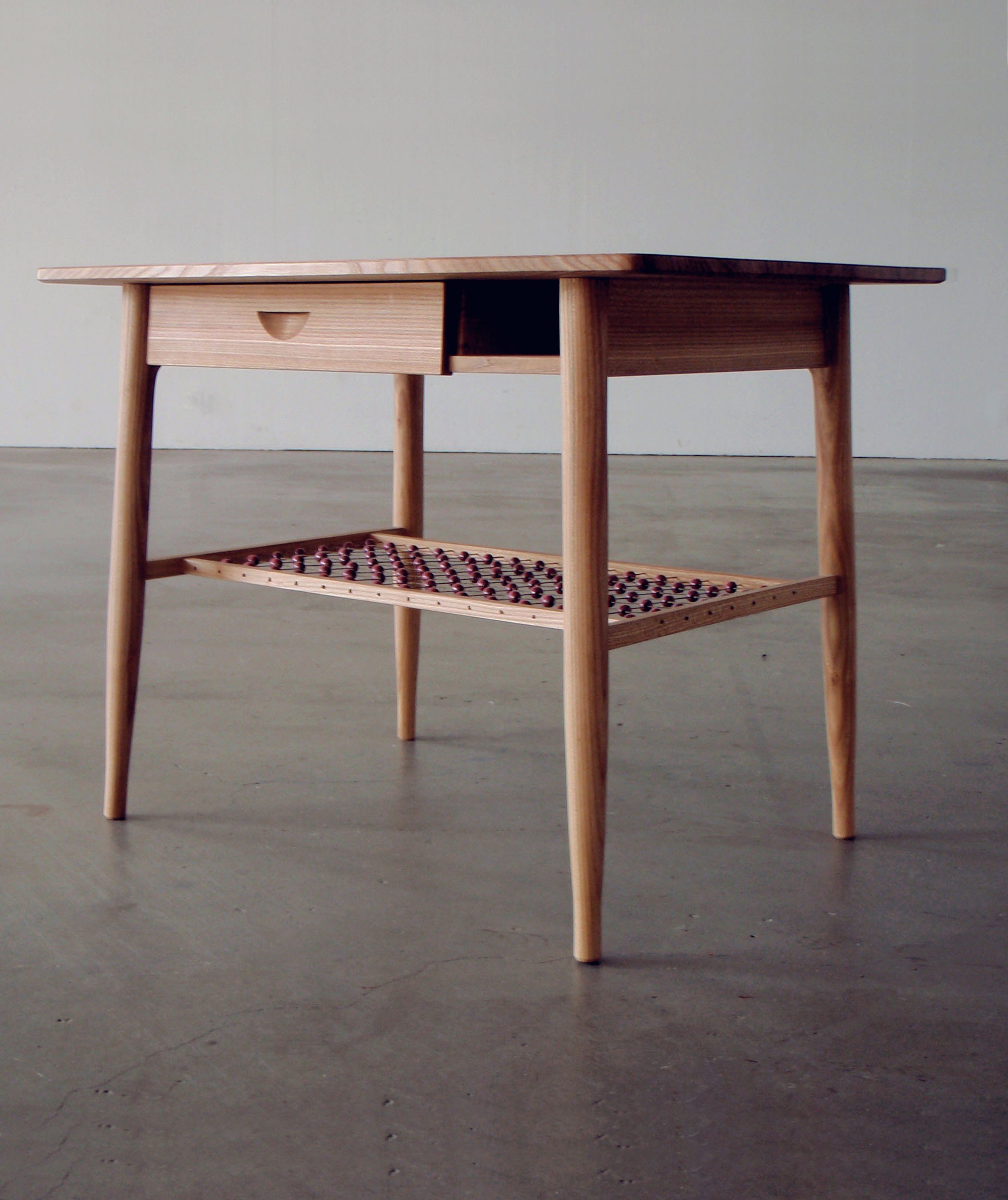 möbelkonst, möbelslöjd, möbelsnickeri, almbord, svarvat bord, pärlunderrede, underrede med pärlor, pärlbord