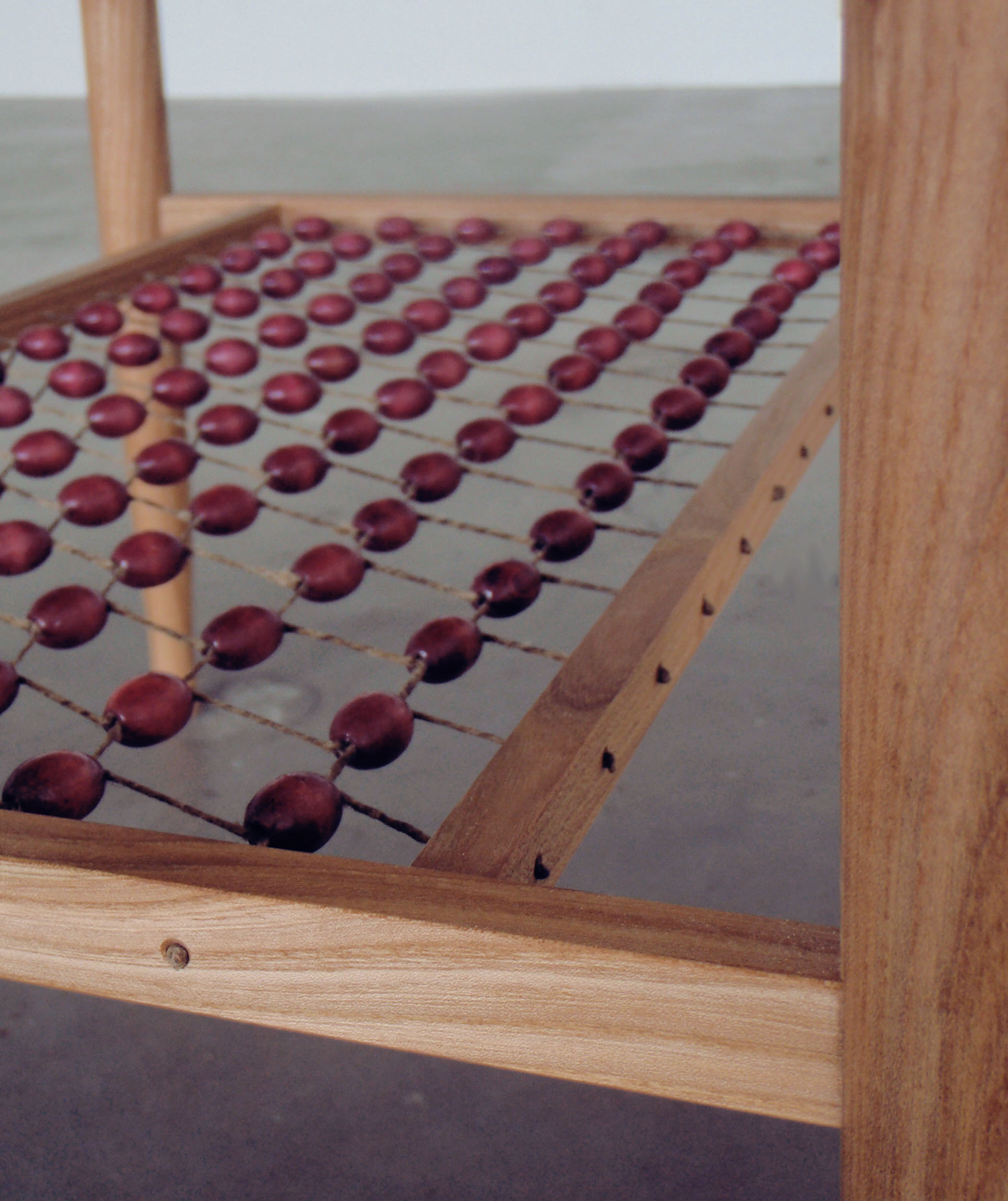 möbelkonst, möbelslöjd, möbelsnickeri, almbord, svarvat bord, pärlunderrede, underrede med pärlor, pärlbord