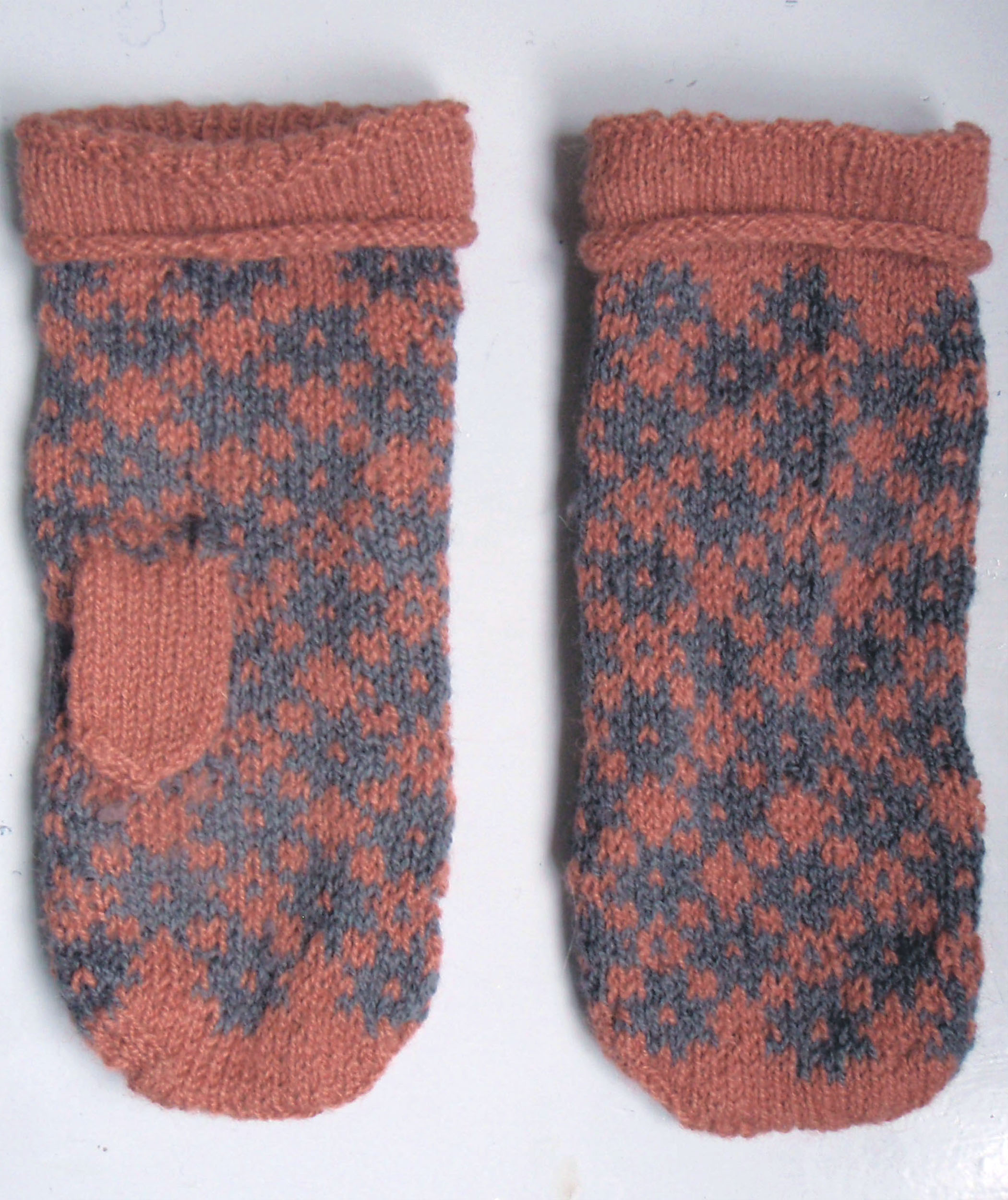 Handstickade vantar, mönsterstickade vantar, mönsterstickning, flerfärgsstickning