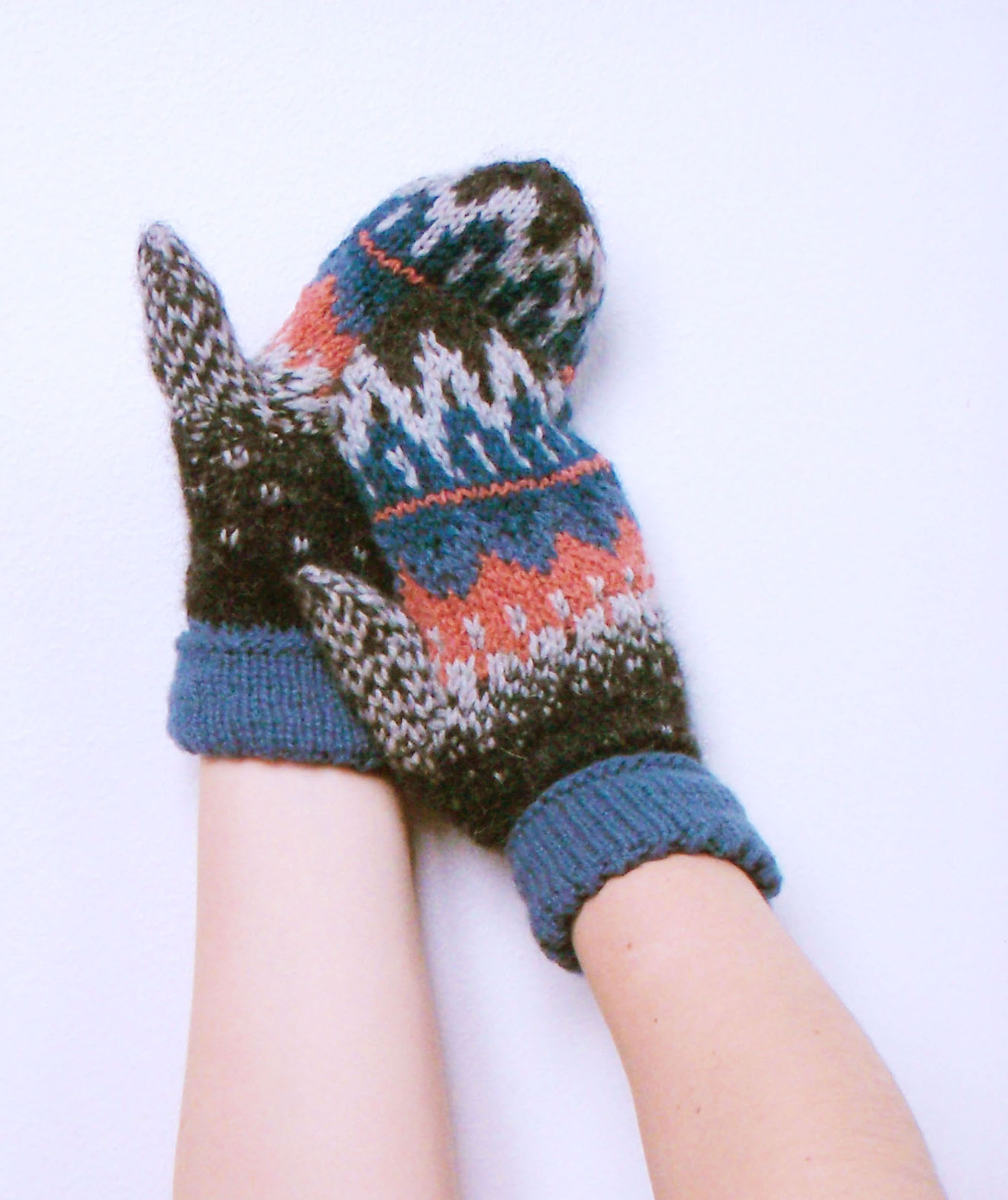 Handstickade vantar, mönsterstickade vantar, mönsterstickning, flerfärgsstickning