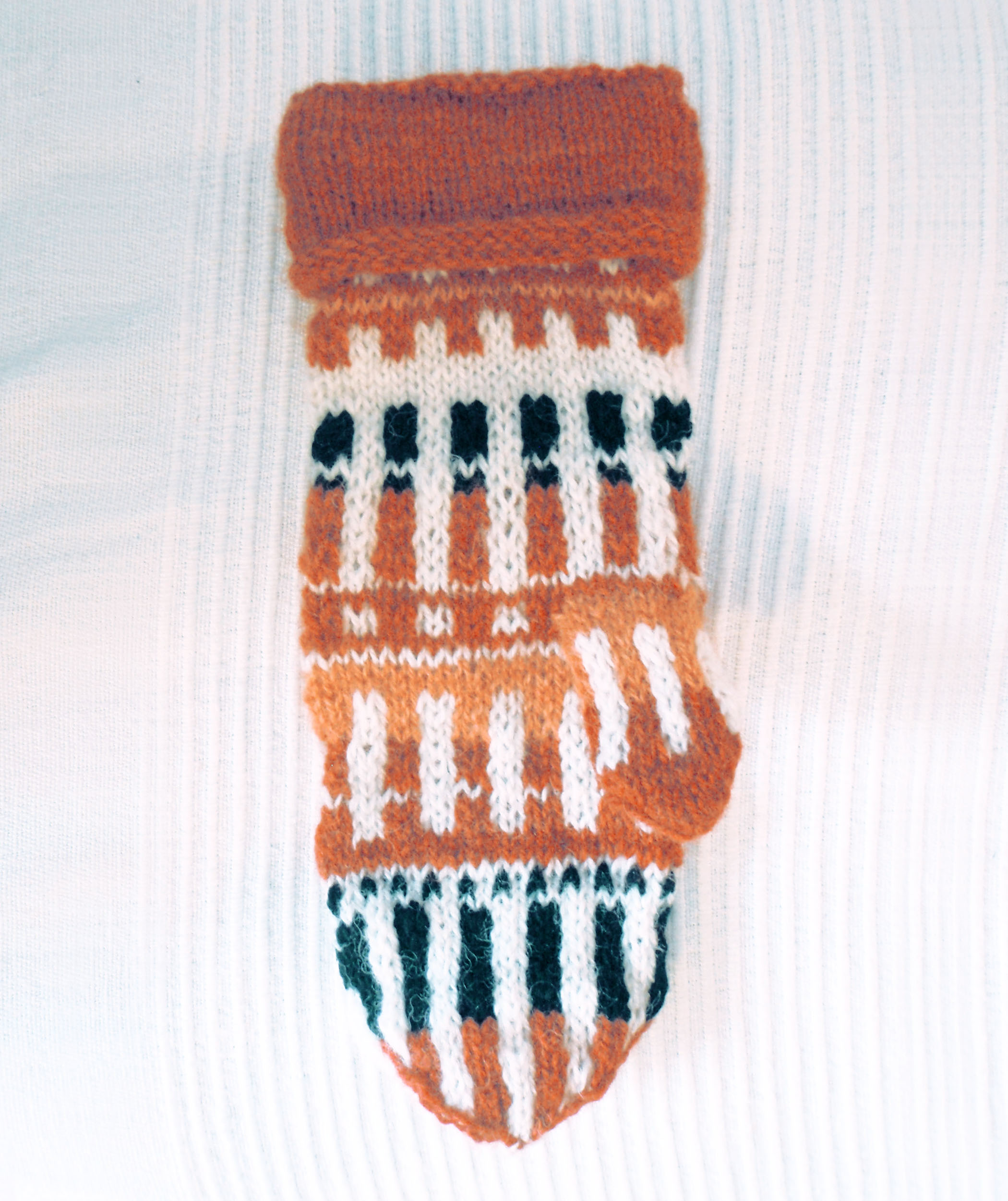 Handstickade vantar, mönsterstickade vantar, mönsterstickning, flerfärgsstickning