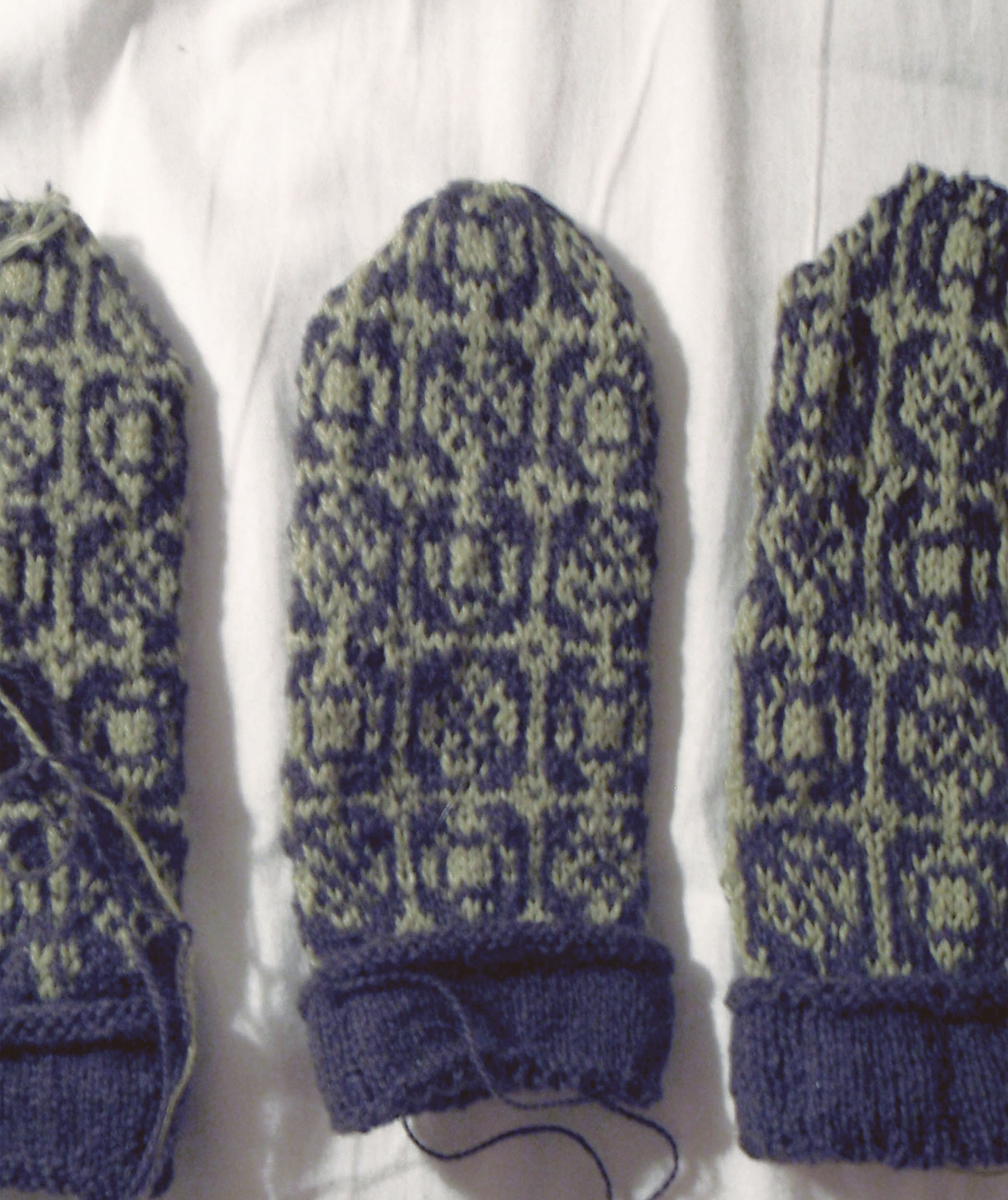 Handstickade vantar, mönsterstickade vantar, mönsterstickning, flerfärgsstickning