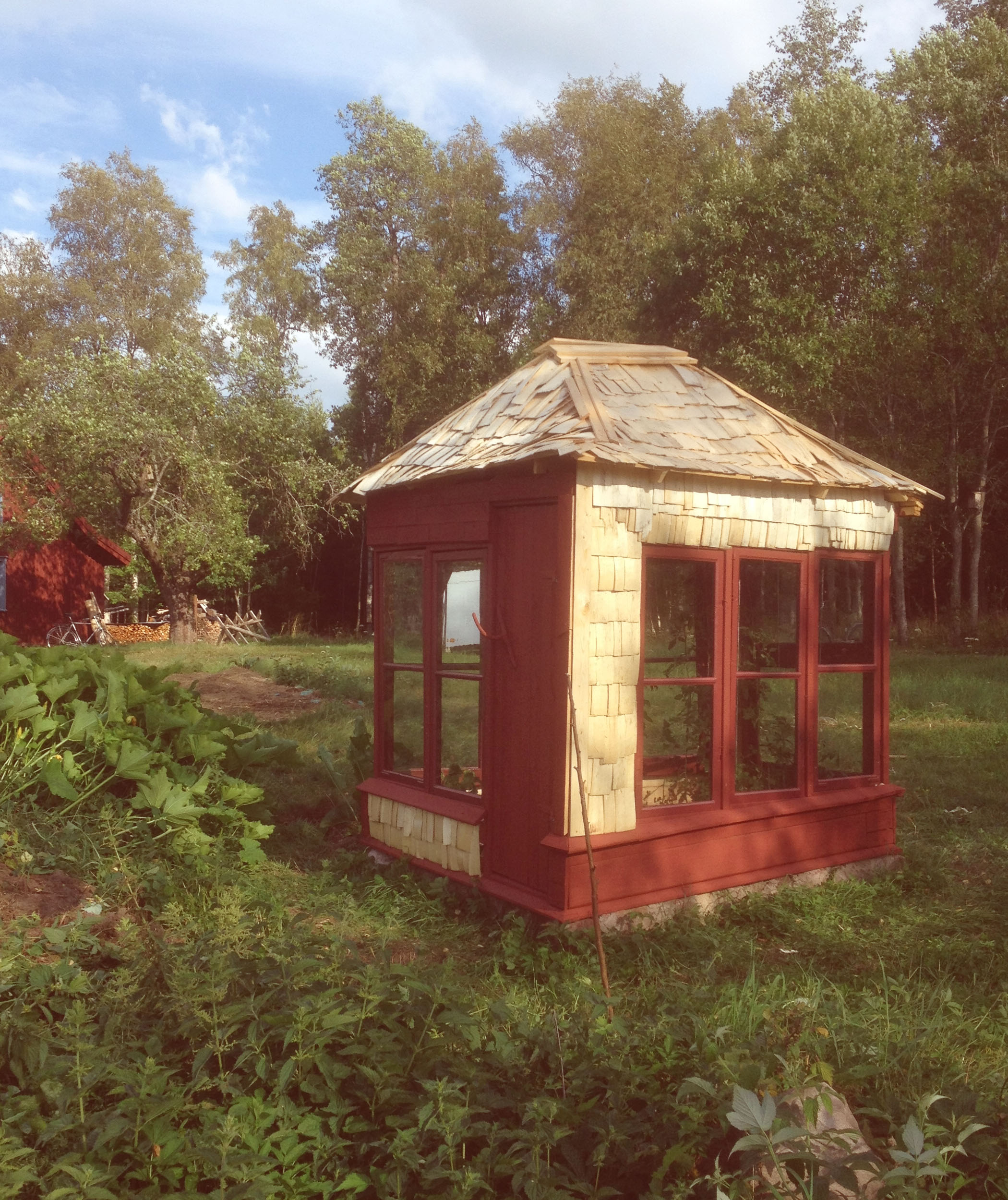 växthus, platsbyggt växthus, specialbyggt växthus, recycled greenhouse, DIY, hemmabyggt växthus, växthusarkitektur, shingle style, shingle house