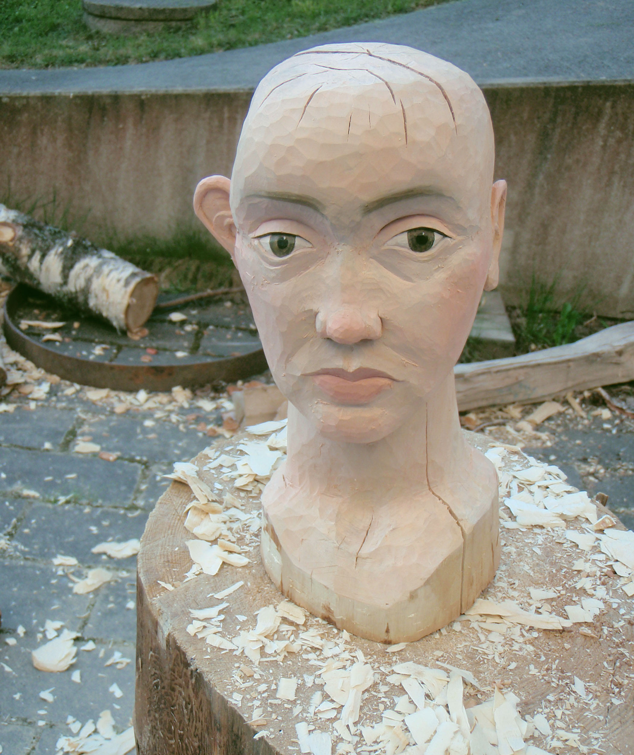 Skulptur av trä, rådjursskalle och duvfjädrar