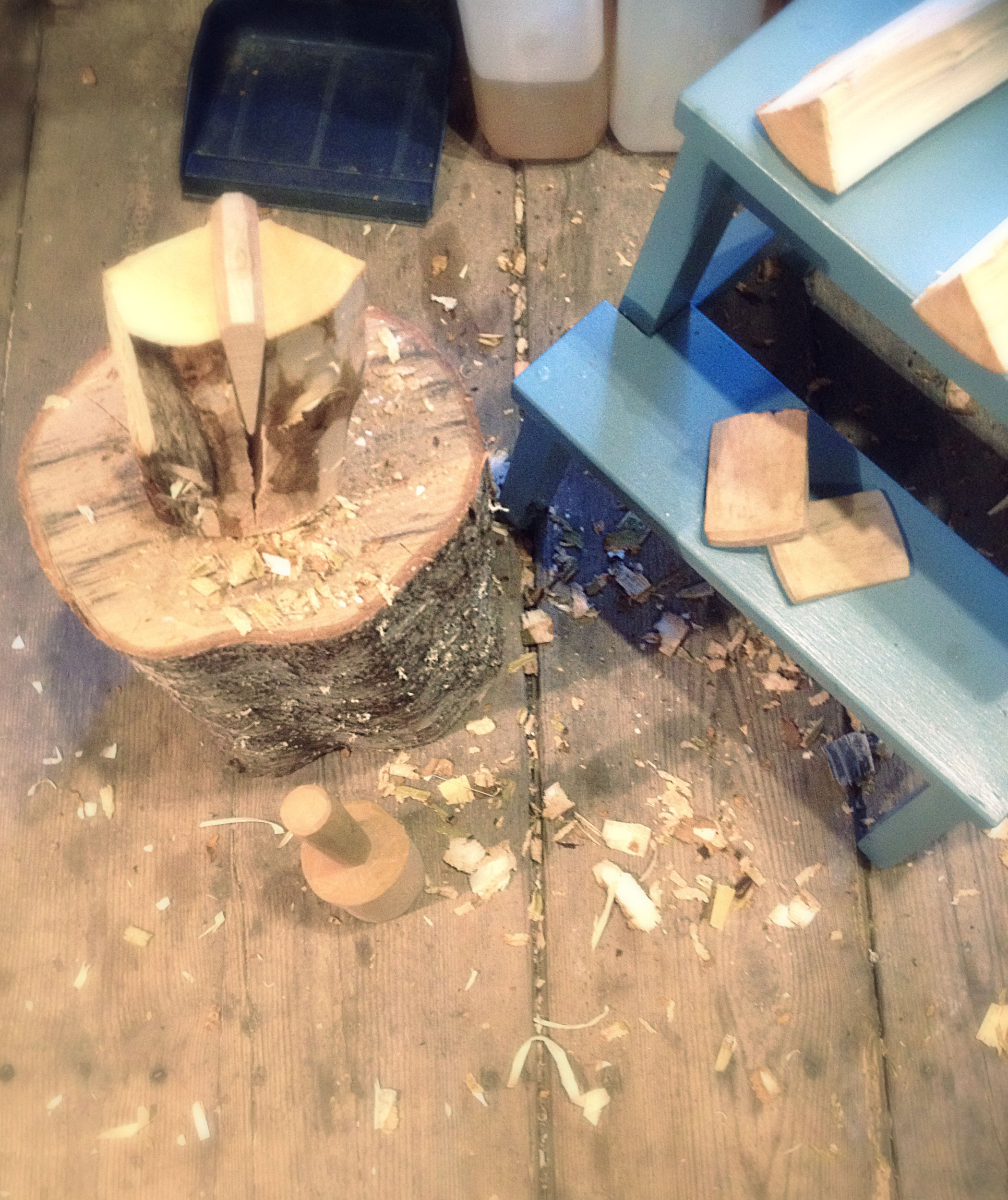 trädjur, träleksak, täljt djur, trägrävling, grävling i trä, handgjord grävling