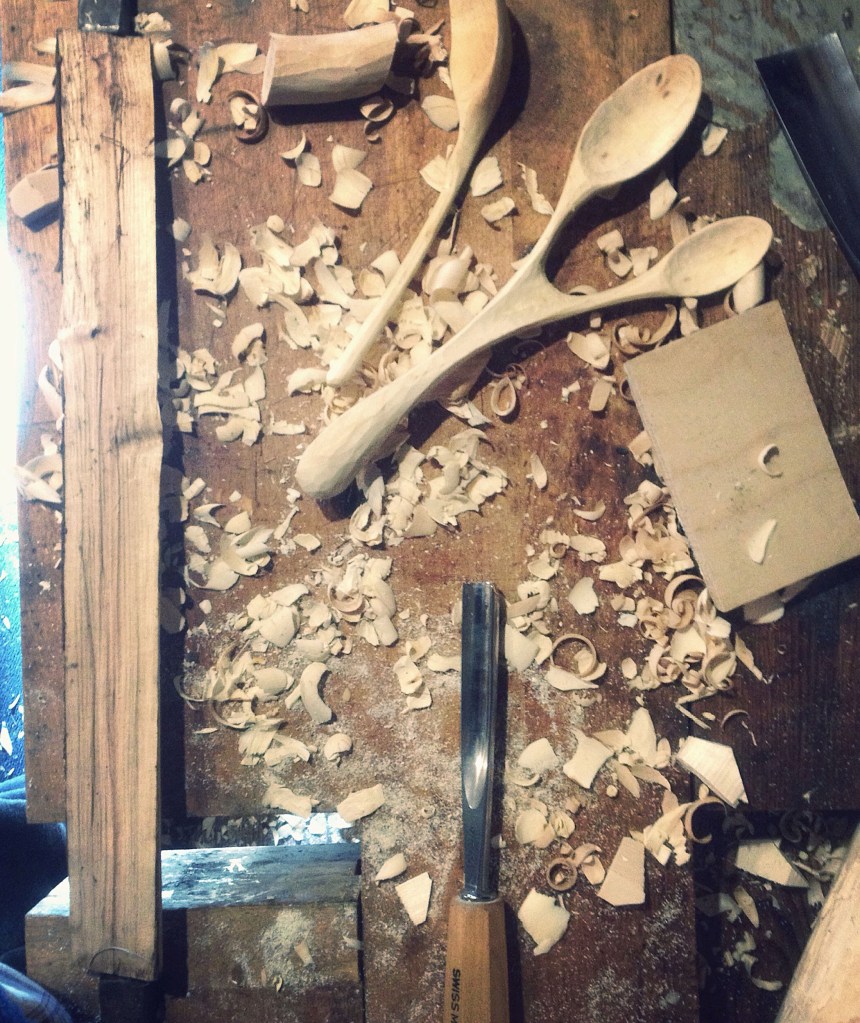 träslev, träsked, tälja, handgjord sked, handgjord slev, slöjd, träslöjd, träkonst, bonadsmåleri, wood art, wood spoon, crafted spoon, handmade spoon